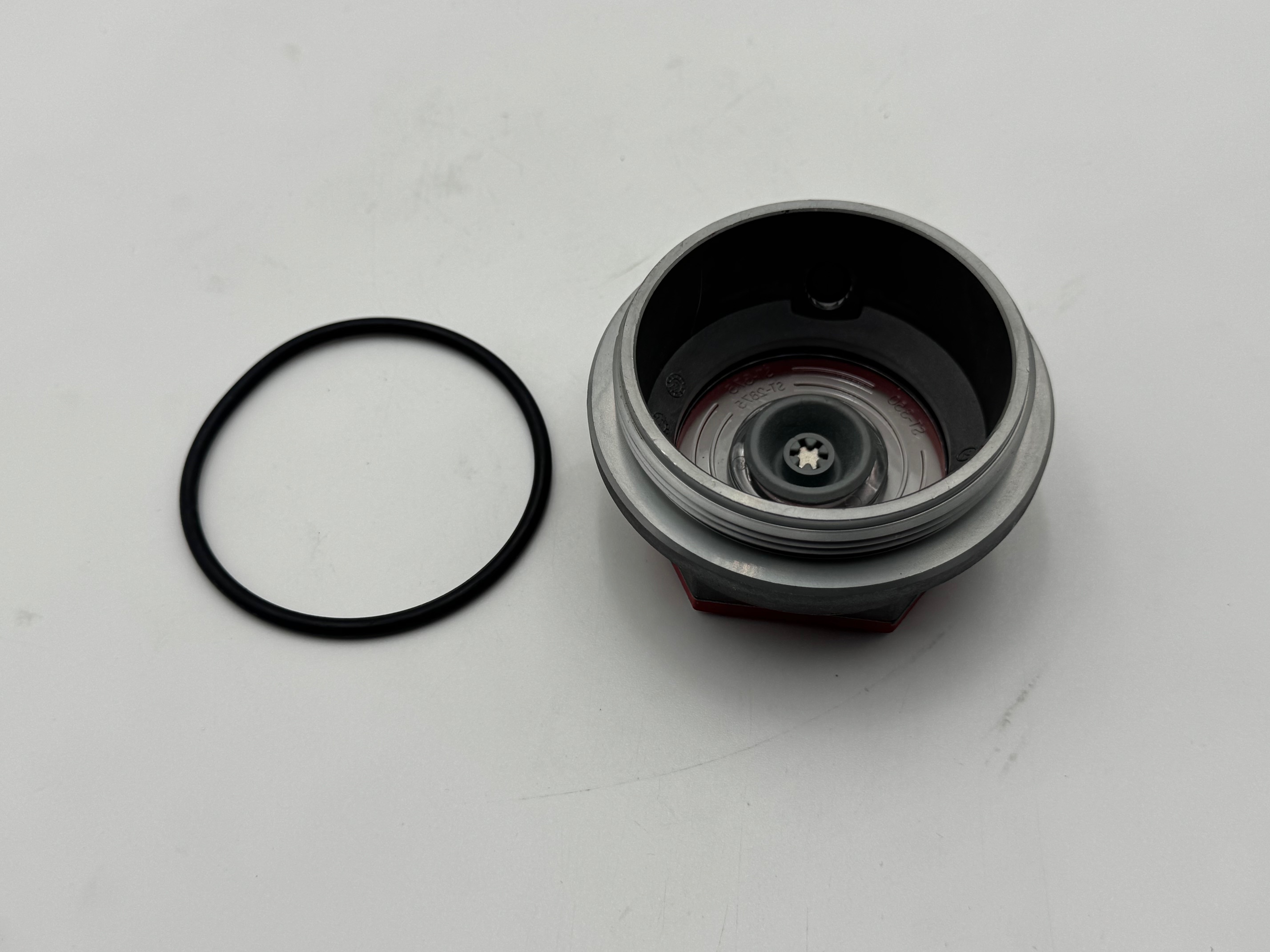 OIL008 - LIPPERT 8K OIL CAP WITH OIL RING AND CENTER PLUG  ST-2875-01 - Image 2